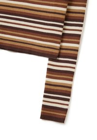 Gestreifter Stoff mit horizontalen Linien in Brauntönen, Beige und Creme, mit einer gerippten Textur. Zwei Abschnitte überlappen sich am Rand.