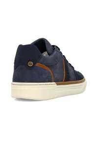 Marineblauwe suède sneaker met tan accenten, gestructureerde achterkant en witte rubberen zool. Kenmerkt zich door een klassiek ontwerp met veters en zijkantstiksels.