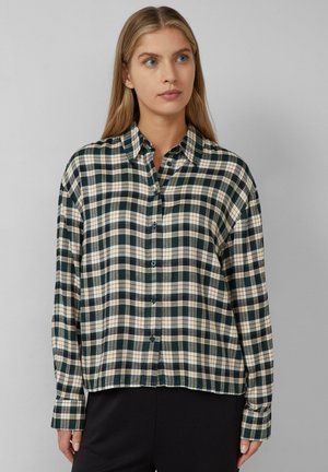 Chemise à carreaux verte et crème à boutons, avec des manches longues, une poche poitrine et une coupe décontractée, fabriquée en tissu tissé doux.