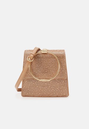 Vierkante metallic roségouden handtas met kleine studs, een grote gouden ronde handgreep en een verstelbare schouderriem.