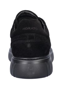 Schwarze Wildledersneaker mit einer strukturierten schwarzen Gummisohle. Sie verfügen über eine gepolsterte Ferse und den Markennamen "MORATO", der auf der Rückseite eingeprägt ist.