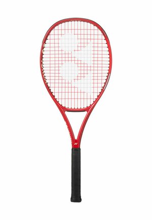 Racchetta da badminton rossa e nera con motivo di corde rosse e design di volano bianco sul tessuto corde, isolata su sfondo bianco.