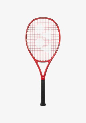 Racchetta da badminton rossa e nera con motivo di corde rosse e design di volano bianco sul tessuto corde, isolata su sfondo bianco.
