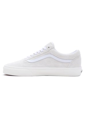 Baskets basses en daim blanc avec lacets blancs, semelle en caoutchouc blanche et bande latérale signature blanche, vues du côté extérieur.