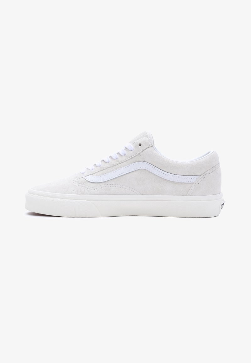 Baskets basses en daim blanc avec lacets blancs, semelle en caoutchouc blanche et bande latérale signature blanche, vues du côté extérieur.