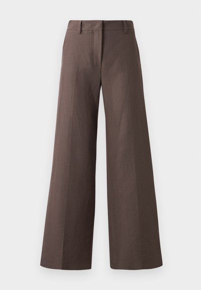 Pantalons amples marron en tissu lisse ; dotés d'un devant plat, de passants de ceinture et de coutures verticales le long des jambes.