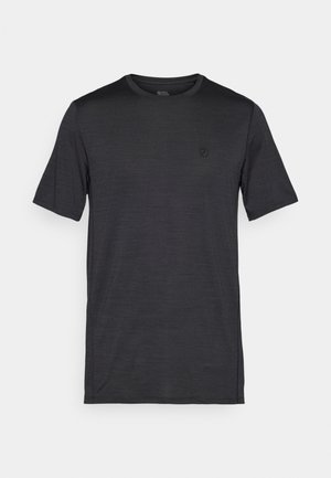 Czarny, krótkoserekawowy t-shirt wykonany z gładkiej, lekkiej tkaniny. Posiada okrągły dekolt oraz haftowane logo na piersi.