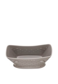 Panier de rangement en plastique gris clair avec des bords arrondis, poignée ouverte et design perforé. Convient pour diverses tâches d'organisation.