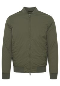 Olivovo zelená bomber bunda so zipsom vpredu, rebrovým golierom a manžetami, dvoma bočnými vreckami a hladkým, ľahkým materiálom.