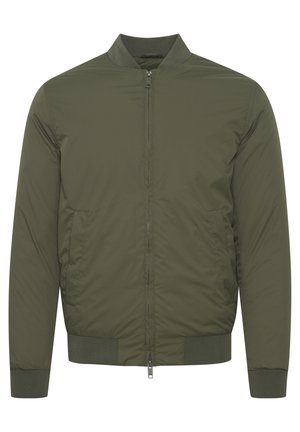 Olivinės spalvos bombo striukė su užtrauktuku priekyje, gumuota apykakle ir rankovėmis, dviem šoninėms kišenėms ir lygiu, lengvu audiniu.