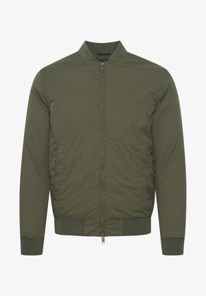 Olivinės spalvos bombo striukė su užtrauktuku priekyje, gumuota apykakle ir rankovėmis, dviem šoninėms kišenėms ir lygiu, lengvu audiniu.