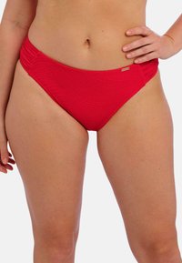 Rode bikini onderkant van textuurstof, met een geplooide zijdetail en een kleine metalen logoaccent op de tailleband.