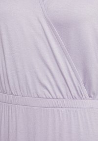 Fioletowa sukienka w stylu wrap z miękką teksturą, z elastycznym pasem i skośnymi szwami dla płynnego kształtu. Minimalistyczny design.