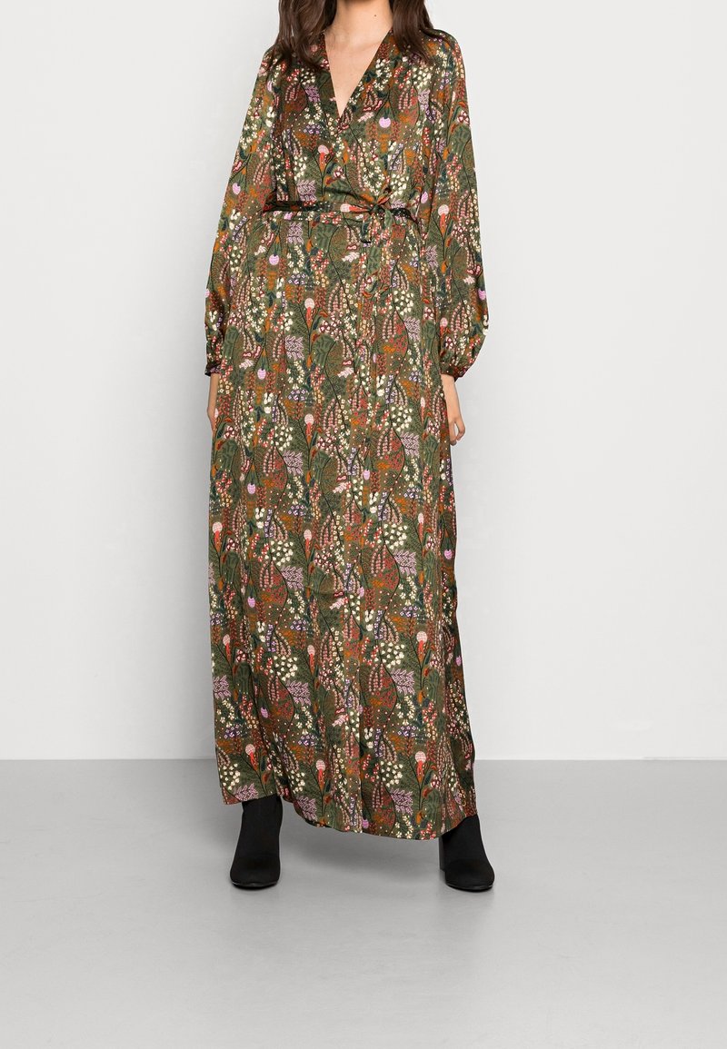 Maxi-jurk in een bloemenpatroon met groene, bruine en oranje tinten, met lange mouwen, een wikkeldesign en een taillering.