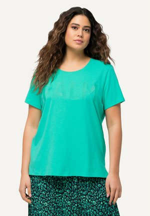 Turkooise katoenen t-shirt met een ronde hals en korte mouwen, met "PALM" gedrukt in een lichtere tint. Geen opvallende patronen of accenten.
