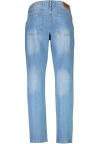 Vaaleansiniset farkut suoralla lahkeensuulla, viisi taskua ja merkitty nahkapalsta vyötärönauhassa. Kangas on kulutettu.