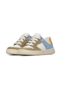 Sneakers in suede verde oliva e blu chiaro, con dettagli in pelle crema, punta rotonda, suola piatta beige e occhielli metallici.