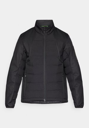 Giacca imbottita nera con collo alto, cerniera frontale e tasche laterali. Realizzata in materiale liscio e leggero con una finitura strutturata.