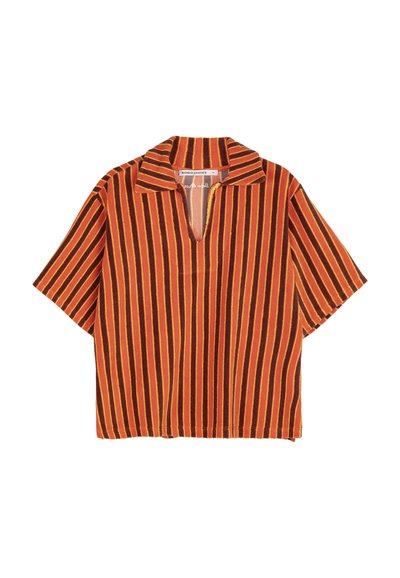 Chemise à manches courtes avec des rayures verticales orange, marron et jaune, col ouvert et petit décolleté en forme de V.