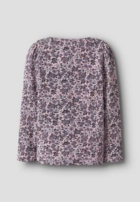 Bluse mit langen Ärmeln in Pink mit dunkelvioletten und blauen Blumenmustern. Weicher Stoff mit gerafftem Schulterdesign.