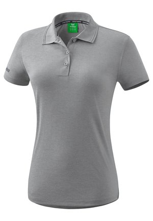 Grijze polo met een klassieke kraag, drie-knopen placket en korte mouwen. Heeft een soepele textuur en een logo op de linkermouw.