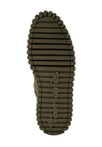 Semelle en caoutchouc avec un motif de semelle texturé, principalement en vert olive. Caractérisée par des crêtes prononcées et un marquage en relief.
