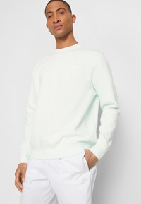 Nike Sportswear CRW - Camisola - barely green