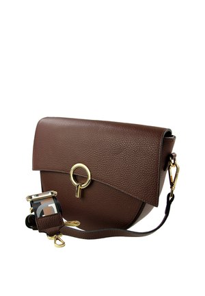 Sac bandoulière en cuir marron texturé avec une fermeture circulaire dorée et une sangle amovible à motif avec des ferrures dorées.