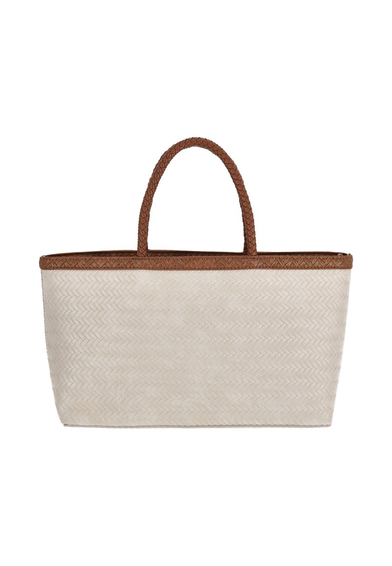 Bolso tote de paja trenzada en color crema, con un patrón de espiga texturizado, asas trenzadas marrones y una forma rectangular estructurada.