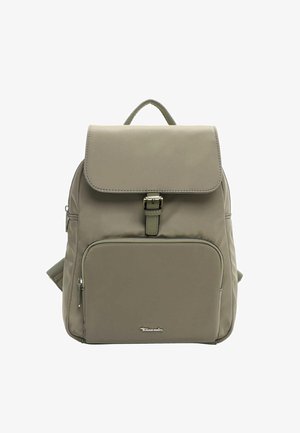 Sac à dos kaki avec rabat à fermeture, sangle ajustable, poche avant zippée et texture lisse. Comprend un fermoir métallique et un détail de logo.