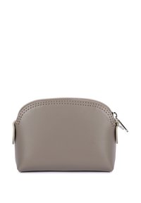 Borsa in pelle beige con parte superiore arrotondata, chiusura con zip e piccolo tirante. Texture liscia con un sottile dettaglio di cucitura lungo la cucitura.