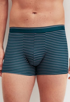 Torso maschile che indossa boxer verdi scuro con sottili strisce orizzontali rosa, ombelico visibile e braccia parzialmente visibili ai lati.