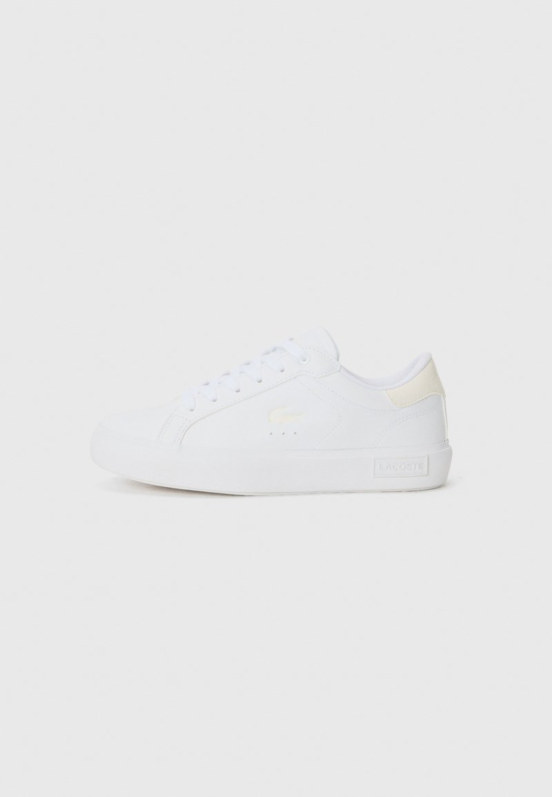 Hvide sneakers med en glat tekstiloverside, der har en lys tan accent på hælen og en tekstureret gummisål. Klassisk snørebåndsdesign.