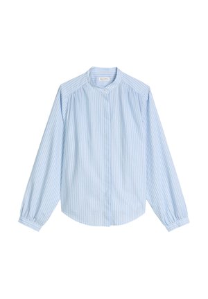Blouse bleu clair à manches longues avec fines rayures verticales, encolure ronde avec un petit col montant, et détails froncés aux épaules et aux poignets.