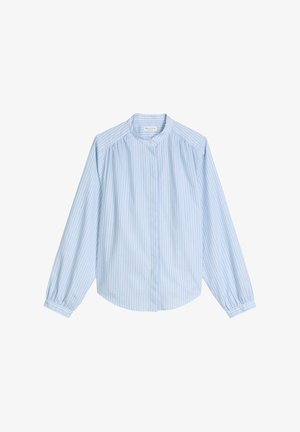 Blouse bleu clair à manches longues avec fines rayures verticales, encolure ronde avec un petit col montant, et détails froncés aux épaules et aux poignets.