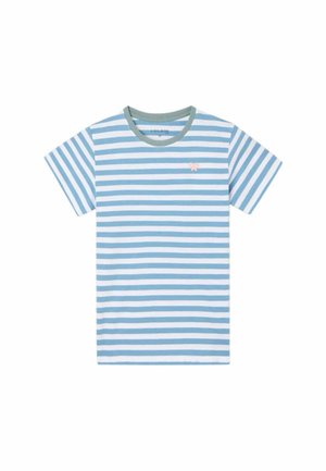 Camiseta de manga corta con rayas horizontales azules y blancas, cuello verde y pequeño logo de mariposa rosa en el lado izquierdo del pecho.