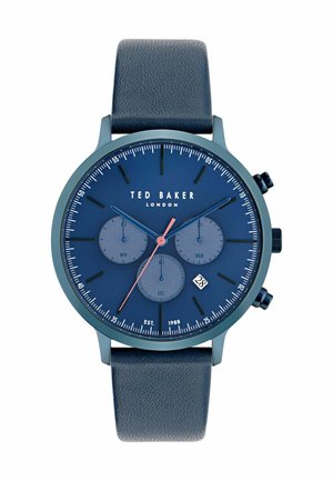 Blauwe leren horloge met een ronde blauwe wijzerplaat, drie sub-wijzerplaten, zilveren indexen en een datumschijf onderaan. Merknamen prominent weergegeven.