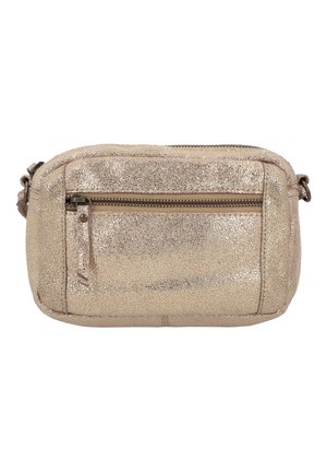 Malá lesklá svetlozlatá crossbody taška s predným vreckom na zips a nastaviteľným remienkom na bielom pozadí.