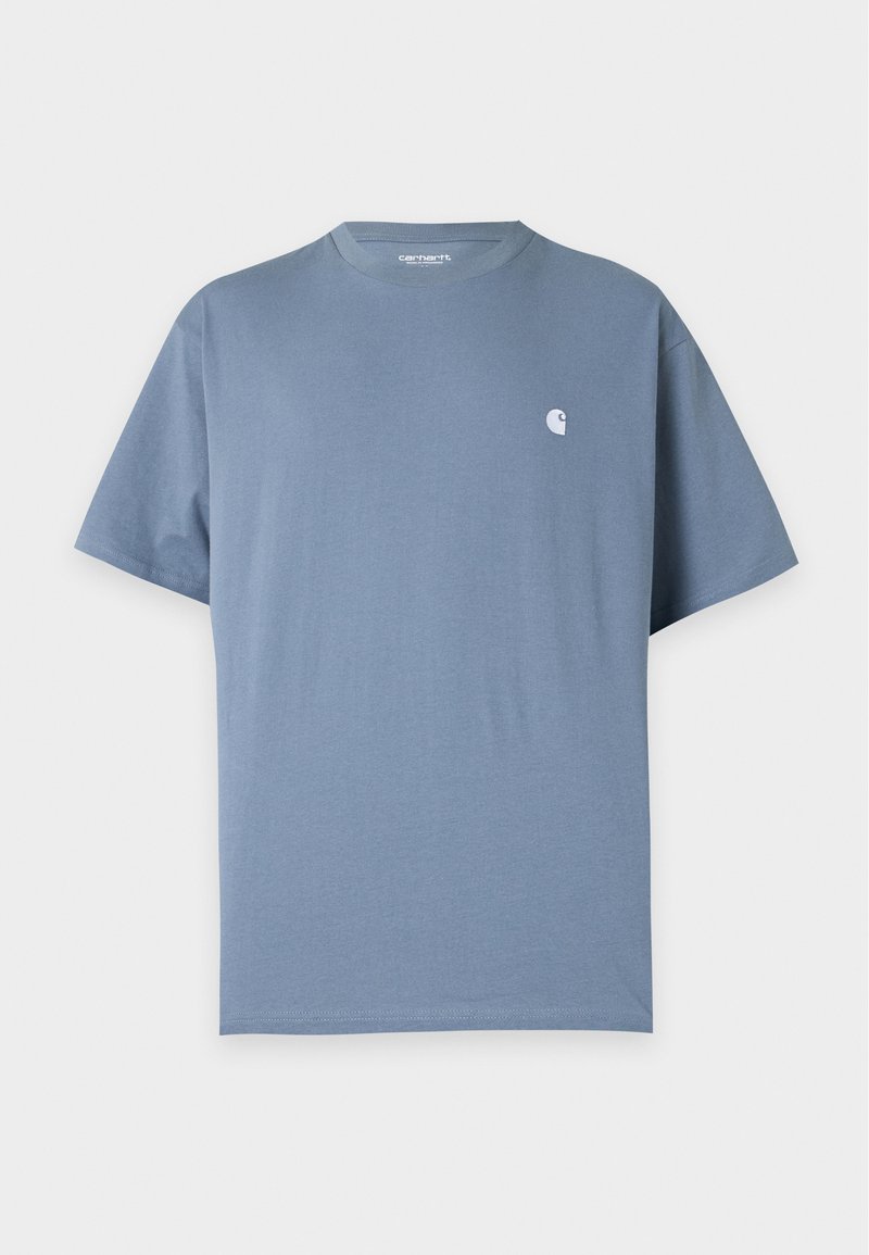 T-shirt blu tinta unita a maniche corte con un piccolo logo bianco sul petto sinistro e scollo rotondo.
