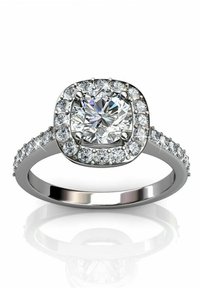 Zilveren ring met een grote ronde diamant als middesteen, omringd door kleinere diamanten in een kussenvormige zetting. Glanzende, gladde band.