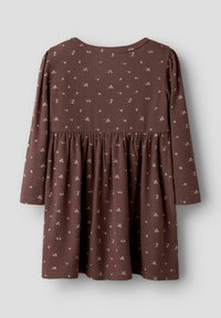 Robe marron à côtes avec des manches longues, ornée d'un motif floral. Le corsage est ajusté, se transformant en une jupe évasée avec des fronces.