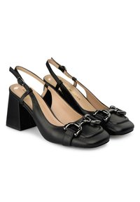 Zapatos de tacón de cuero negro tipo slingback con puntera cuadrada, tacón bloque grueso y detalle decorativo de hebilla metálica. Textura suave con un acabado pulido.