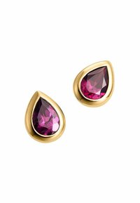 Pendientes en tono dorado con forma de lágrima que presentan grandes piedras preciosas moradas con superficies facetadas, resaltando la profundidad y el contraste de color intenso.