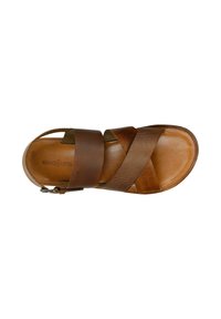 Sandale en cuir marron avec un design à brides croisées, présentant une sangle texturée et une semelle lisse. Logo embossé sur le pied.