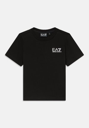 Juodas trumpas rankovėmis marškinėliai, pagaminti iš medvilnės, su mažyčiu baltu EA7 Emporio Armani logotipu ant krūtinės ir apvalia kaklo iškirpė.