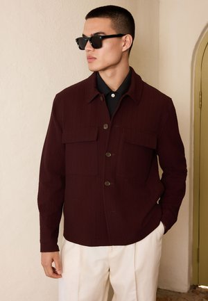 Next, REGULAR FIT - SMART TEXTURED TWIN POCKET SHACKET . - Let jakke / Sommerjakker - burgundy red