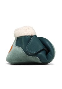 Scarpa in morbida pelle color teal con un collo in finta pelliccia leggera. Presenta un tallone in suede rovesciato e dettagli cuciti; ha una forma arrotondata e flessibile.