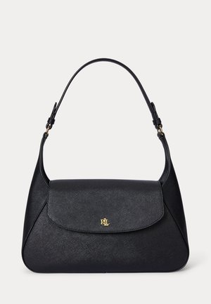 Μαύρη δερμάτινη τσάντα ώμου με ρυθμιζόμενο λουράκι και χρυσό λογότυπο "RL" στην εμπρός πτερύγιο, υφή επιφάνειας, δομημένο σχήμα.