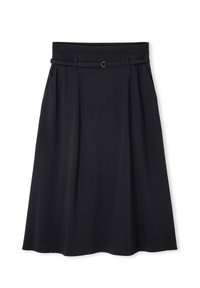 Falda negra con una cintura ajustada, presillas para cinturón y un hebilla de acento dorado, con un diseño acampanado y pliegues para mayor movimiento.