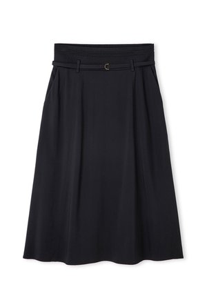 Falda negra con una cintura ajustada, presillas para cinturón y un hebilla de acento dorado, con un diseño acampanado y pliegues para mayor movimiento.